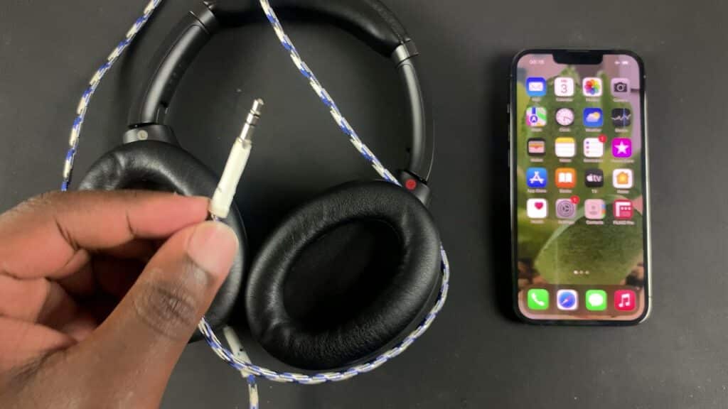 how-to-connect-wired-headphones-to-iphone-13