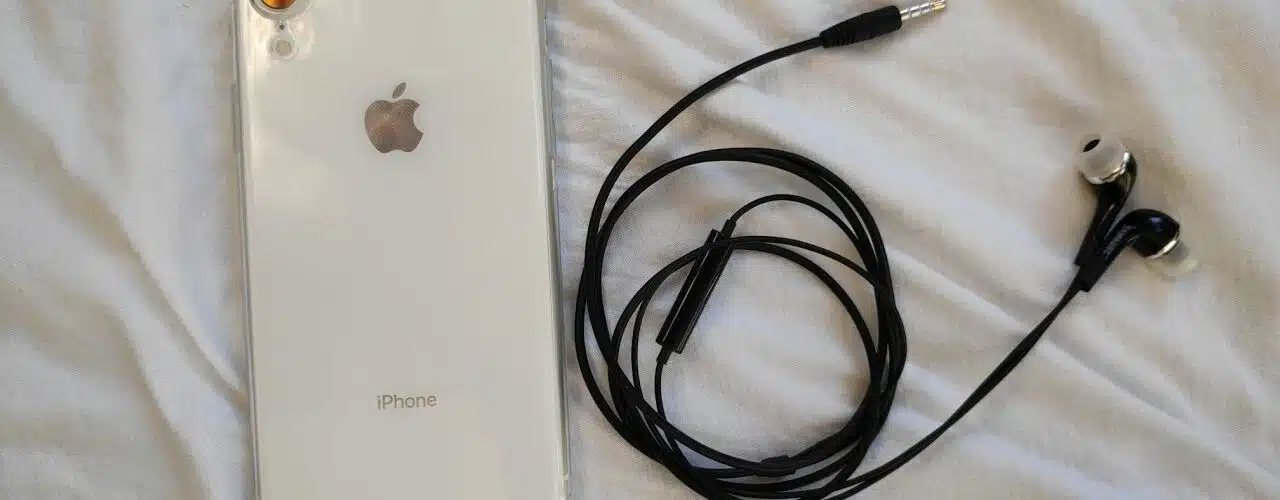 how-to-connect-wired-headphones-to-iphone-xr
